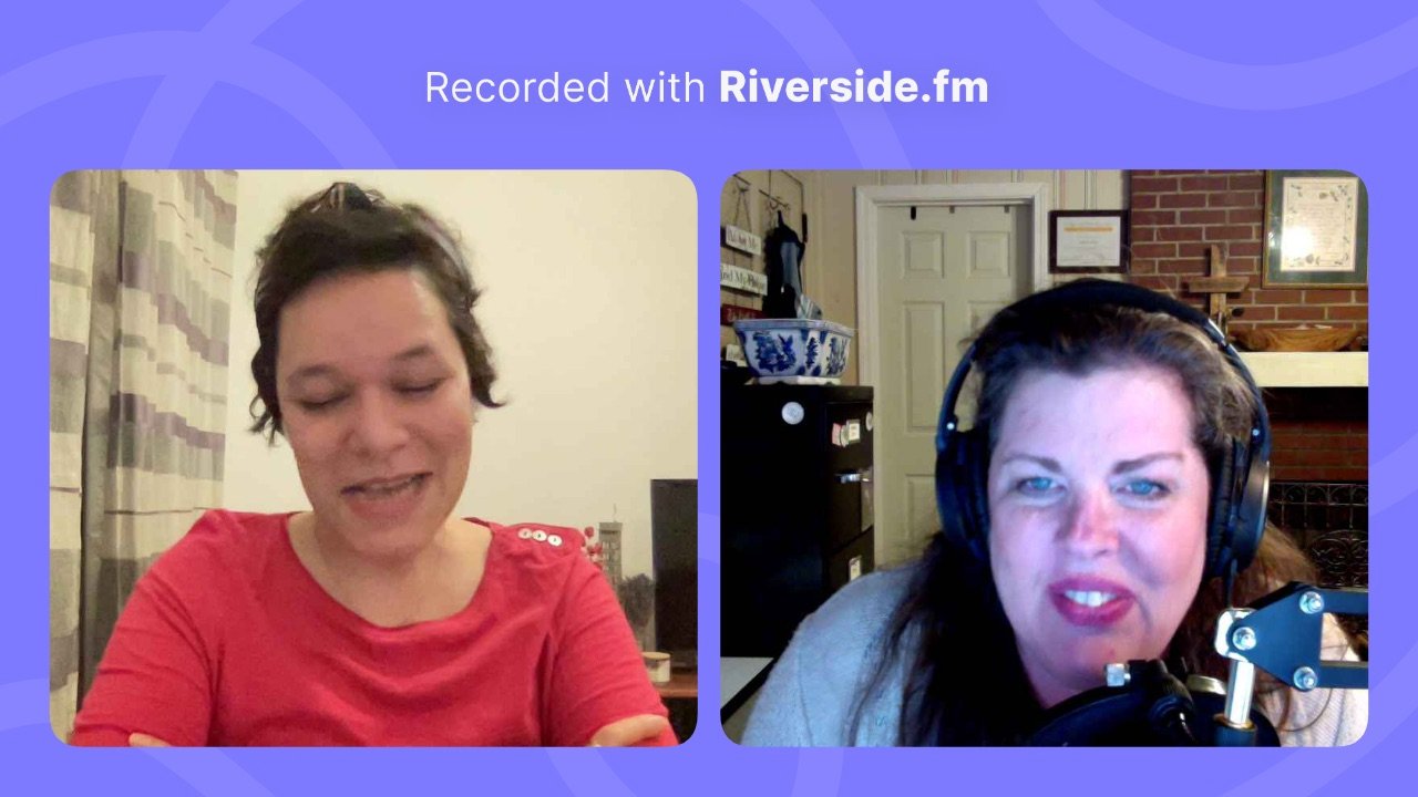Gravação do podcast da Cool Cat Teacher em videochamada, com Roberta Freitas de um lado e a apresentadora do outro
