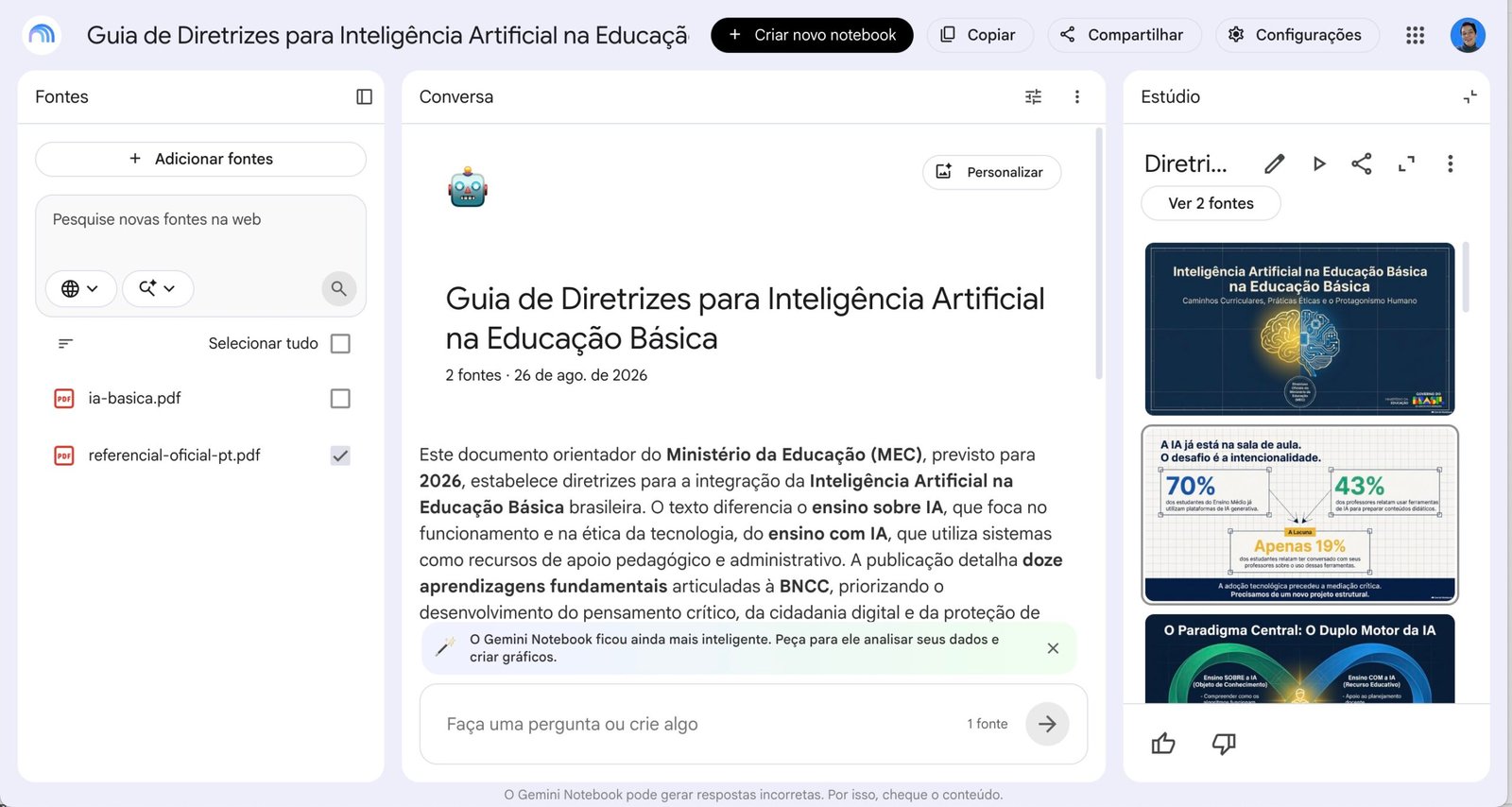 Screenshot Print do Gemini Notebook mostrando a conversa sobre o documento 'Guia de Diretrizes para Inteligência Artificial na Educação Básica', com os PDFs de fonte à esquerda e cards de resumo e infográficos gerados no painel Estúdio à direita.
