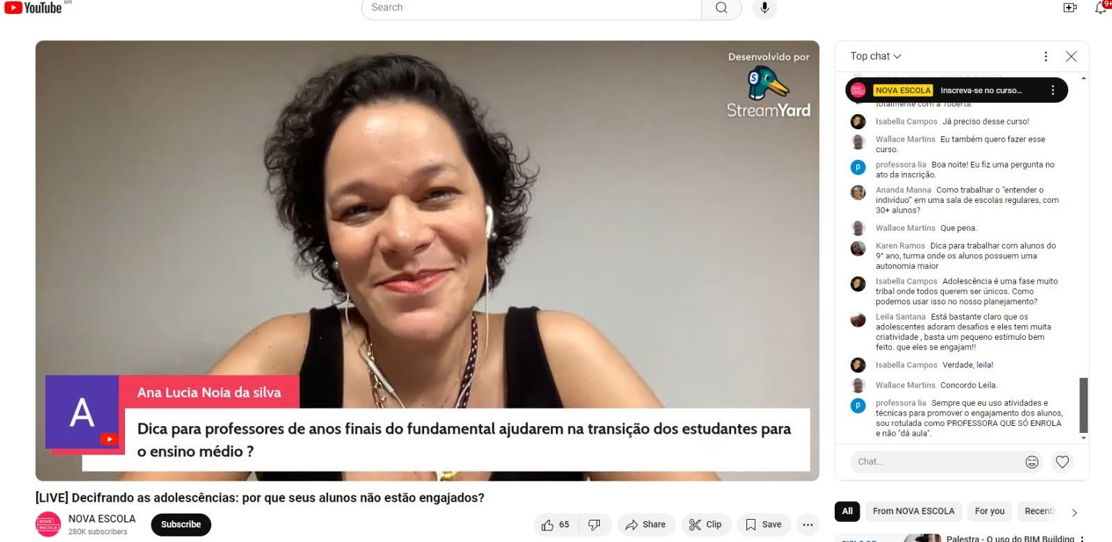 Roberta-Freitas_Empreender-na-educacao_5 Captura de tela de uma live no YouTube com Roberta Freitas usando fones de ouvido, com o chat ao vivo aberto do lado direito e uma legenda na tela perguntando sobre dicas para professores ajudarem na transição dos estudantes para o ensino médio.