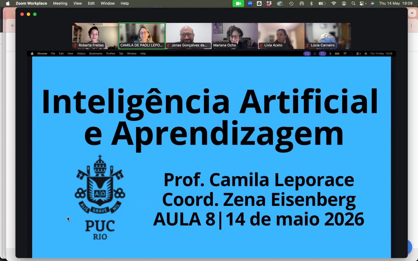 Screenshot Captura de tela de uma aula por Zoom com seis participantes em vídeo, incluindo Roberta Freitas, com a tela compartilhada mostrando o slide de abertura Inteligência Artificial e Aprendizagem, ministrado pela professora Camila Leporace na PUC-Rio.